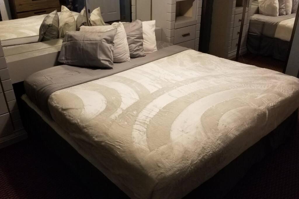 Hotel 5 Beds & 3 Baths Sleeps 11 Hotel Room Suite 102 Booking Stillwater Kültér fotó