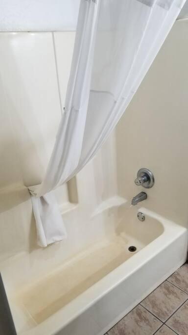 Hotel 5 Beds & 3 Baths Sleeps 11 Hotel Room Suite 102 Booking Stillwater Kültér fotó
