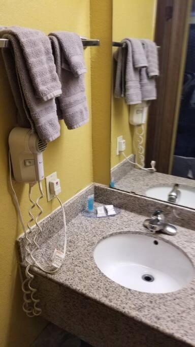 Hotel 5 Beds & 3 Baths Sleeps 11 Hotel Room Suite 102 Booking Stillwater Kültér fotó